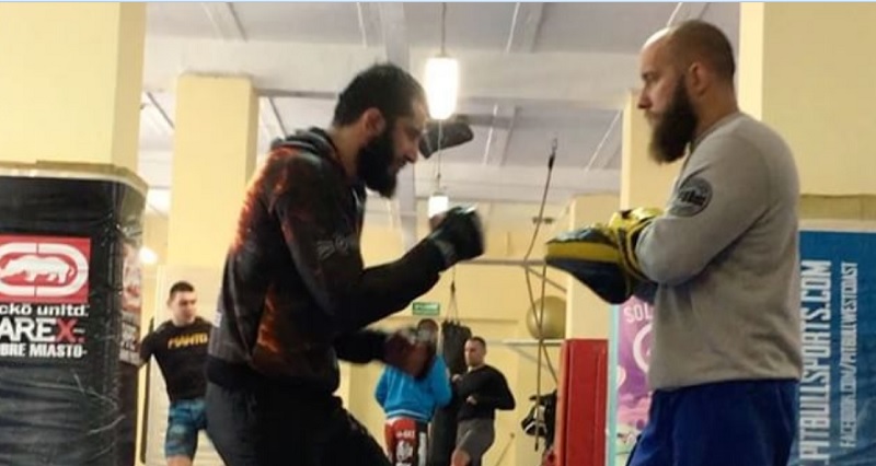 Mamed Khalidov trenuje „ciosy błyskawice” i „obijanie olbrzyma” przed walką z Lukem Barnattem