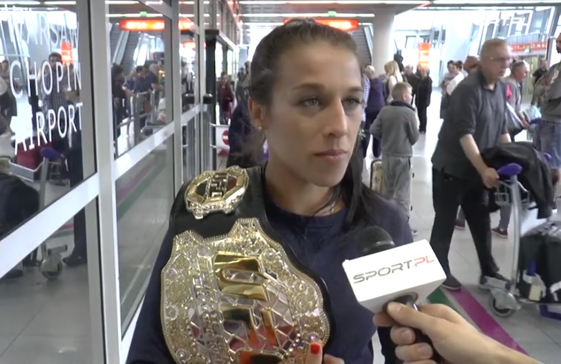 Joanna Jędrzejczyk już w Polsce. Czekały na nią fruwające balony, ciasteczka i bukiet róż