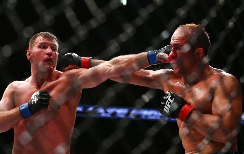 UFC 211: Stipe Miocić broni pasa! Ubija Dos Santosa w pierwszej rundzie