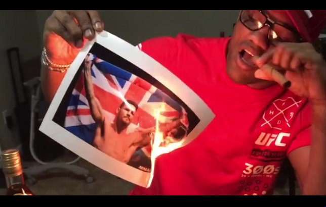 Yoel Romero spalił zdjęcie Michaela Bispinga i odpalił kubańskie cygaro [WIDEO]