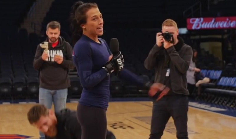 Najlepsze momenty otwartego treningu przed UFC 217. Joanna Jędrzejczyk jest ulubienicą publiczności! [WIDEO]