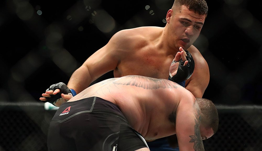 Niepokonany ciężki powróci do oktagonu na gali UFC 221 w Perth