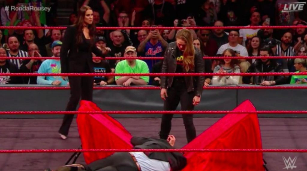 WWE: Ronda Rousey rzuca swoim nowym szefem o stół i zostaje spoliczkowana [WIDEO]