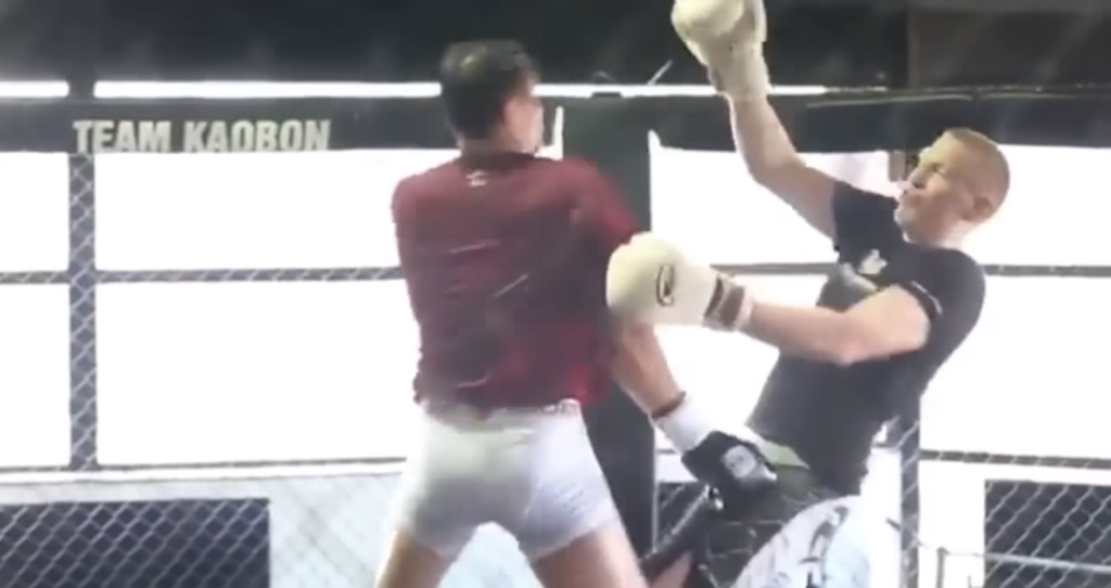 Darren Till demoluje sparingpartnerów przed walką z Thompsonem [WIDEO]