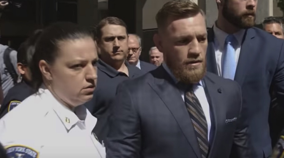 Conor McGregor okiełznany? Recytuje grzeczne oświadczenie i ucieka przed mediami.