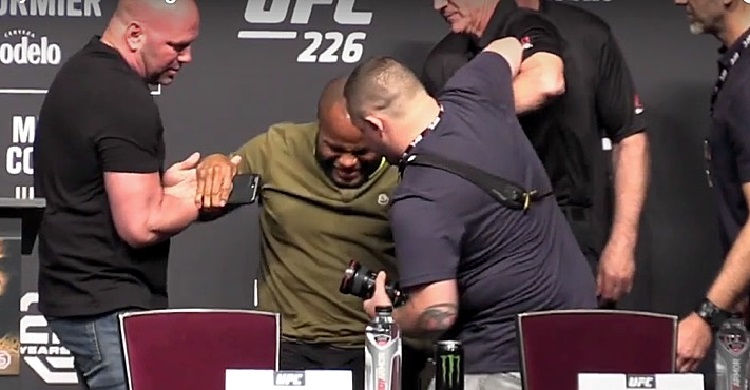 Daniel Cormier po upadku na konferencji prasowej: Noga jest spuchnięta [WIDEO]