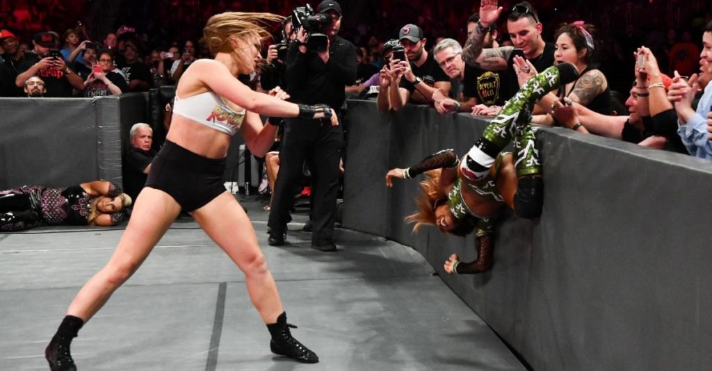 WWE: Ronda Rousey niszczy przeciwniczkę w ringu (i nie tylko). Za dwa tygodnie zawalczy o pas mistrzowski!