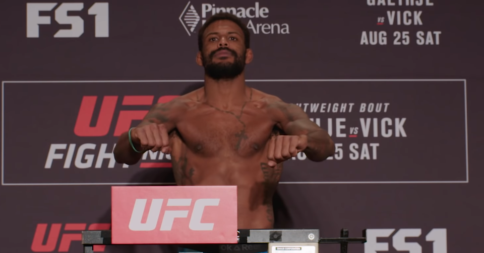 UFC Lincoln: Michael Johnson udanie debiutuje w kategorii piórkowej, pokonując Andre Filiego