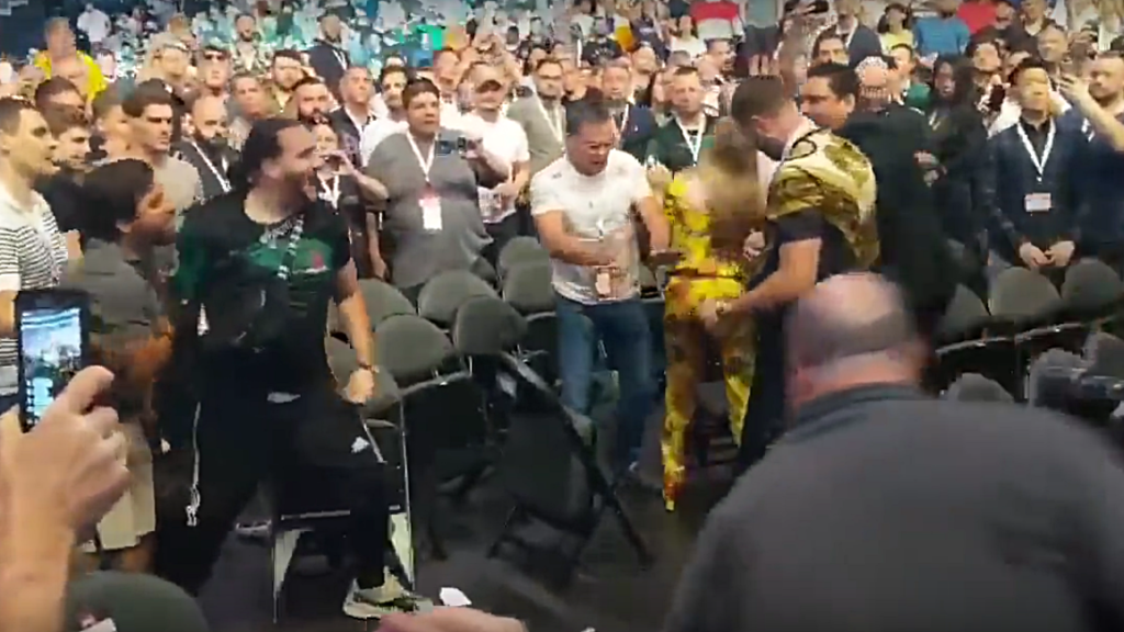 Bójka kibiców na ceremonii ważenia przed UFC 229 [WIDEO]