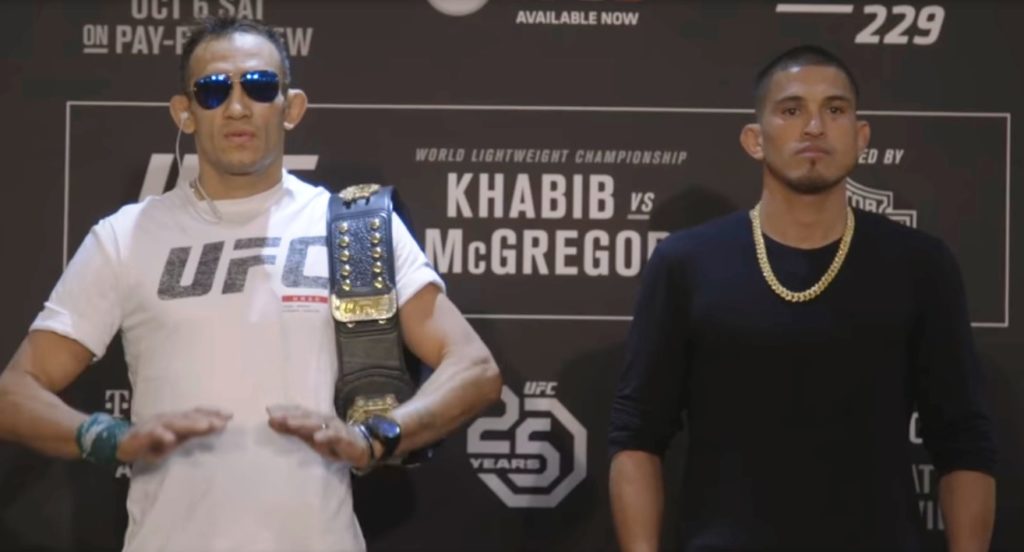 Bohaterowie UFC 229 twarzą w twarz. Tony Ferguson pozuje z pasem mistrzowskim.