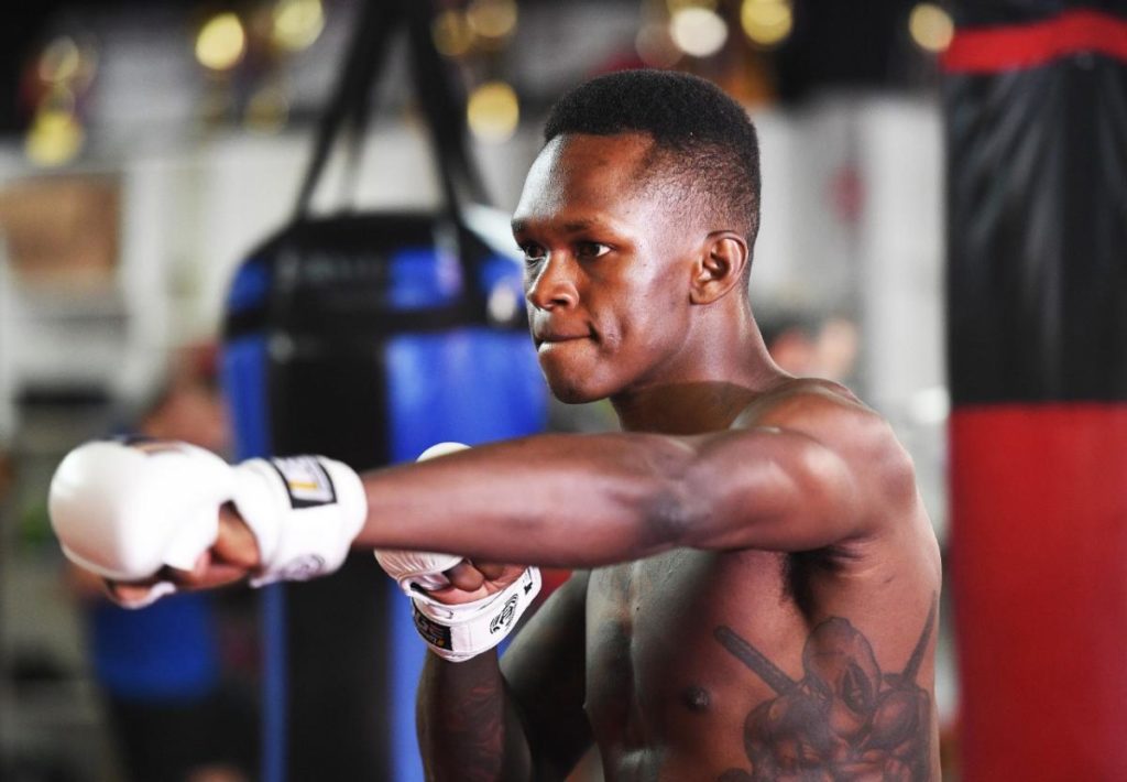 Israel Adesanya pod wrażeniem piekielnego nokautu Yaira Rodrigueza na gali UFC w Denver