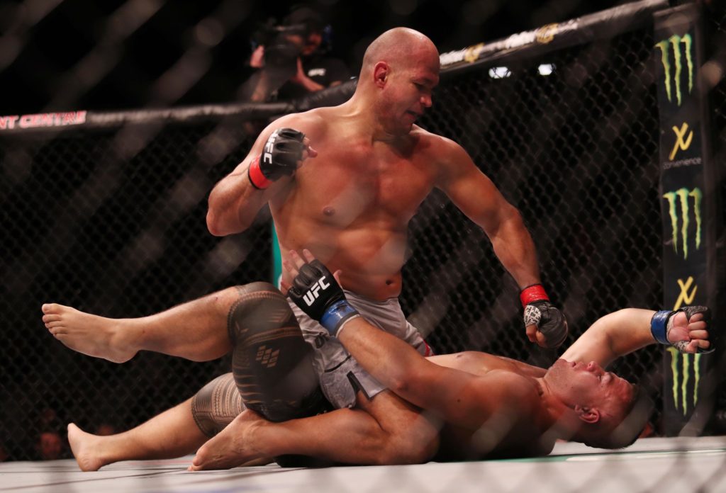 UFC Adelaide: Junior Dos Santos rozbija Taia Tuivasę w drugiej rundzie