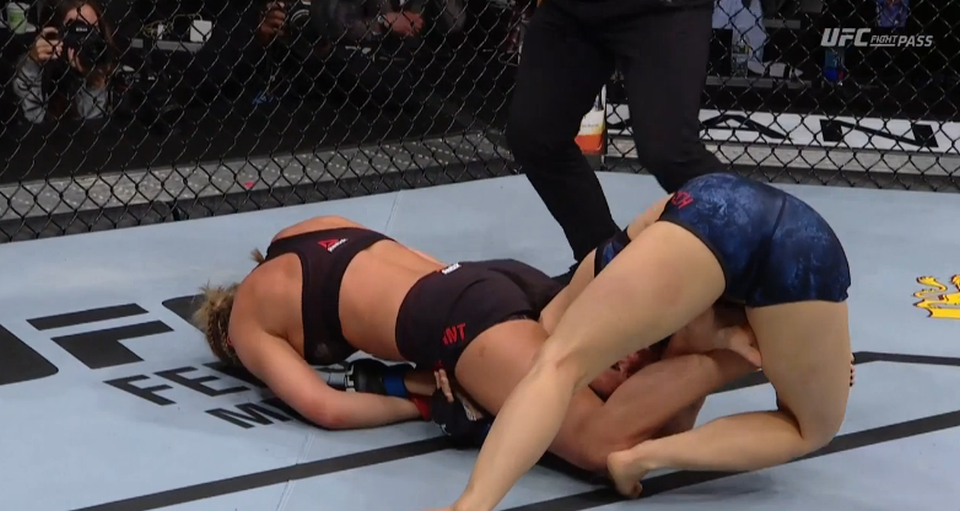 UFC Brooklyn: Paige VanZant pokonuje Rachael Ostovich przez poddanie [WIDEO]