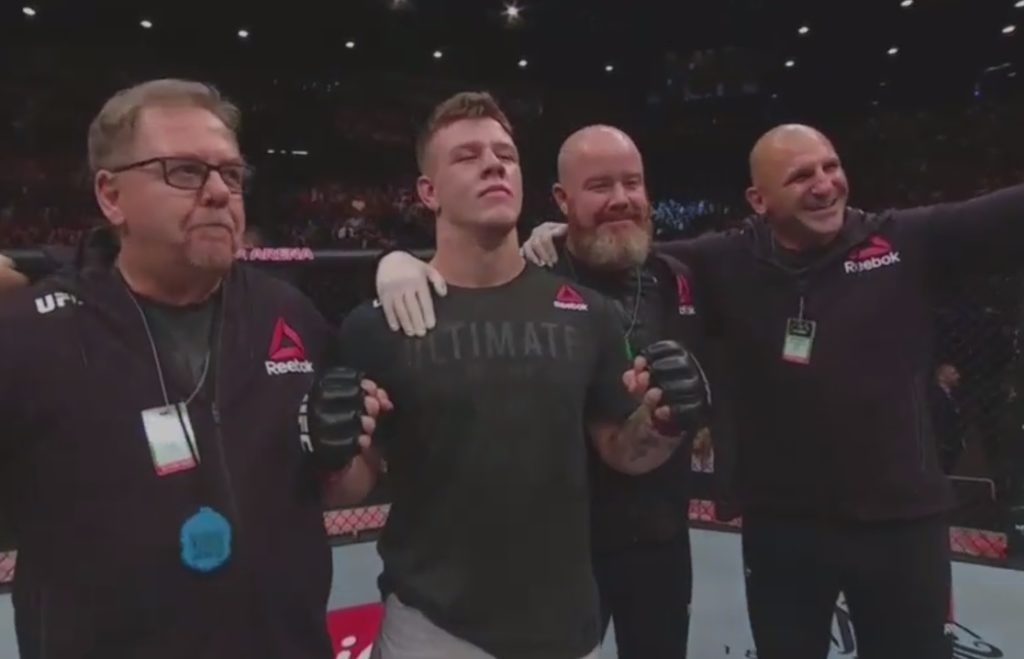 UFC 234: Wściekły Sam Alvey wini sędziego za przerwanie walki. Jim Crute zwycięża [WIDEO]