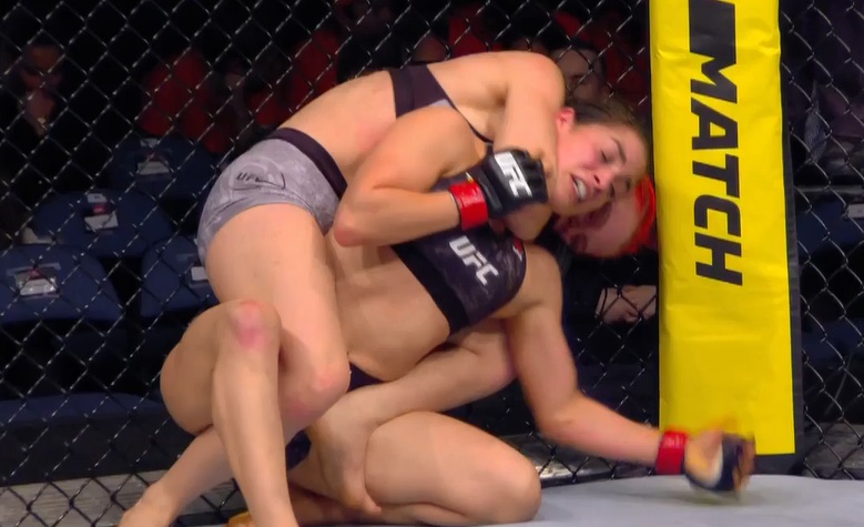 UFC Praga: Gillian Robertson dusi zza pleców Veronicę Macedo [WIDEO]