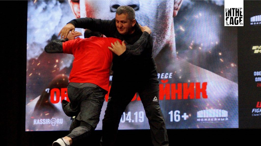 UFC St. Petersburg: Nurmagomedov senior prezentuje techniki z Makhachevem na treningu medialnym [WIDEO]