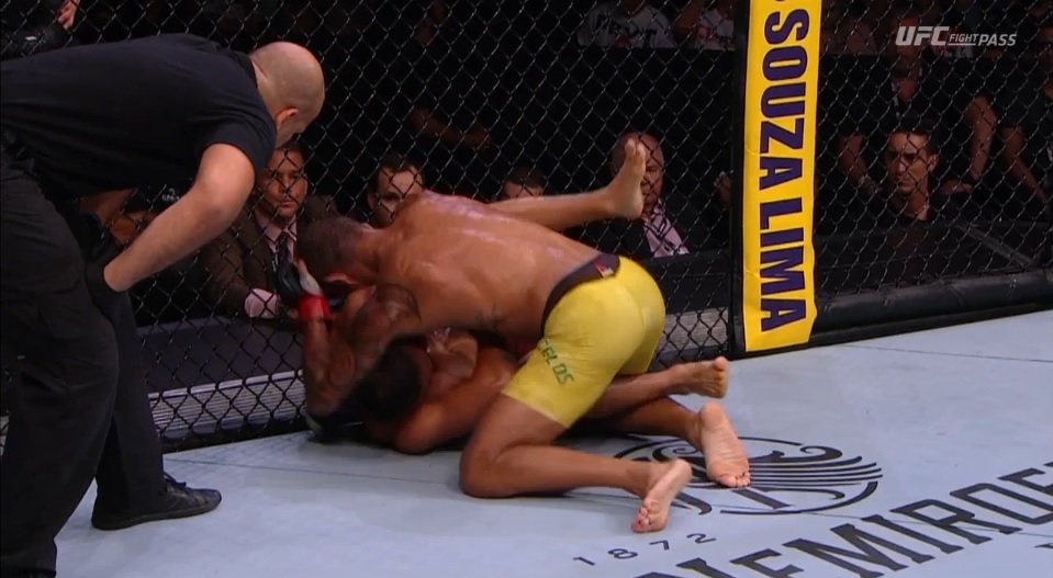 UFC 237: Raoni Barcelos bombarduje łokciami i nokautuje przed własną publicznością [WIDEO]