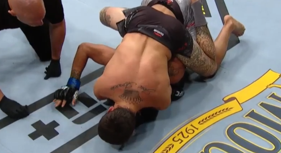 UFC 239: Marlon Vera wychodzi z tarapatów i kończy Nohelina Hernandeza [WIDEO]