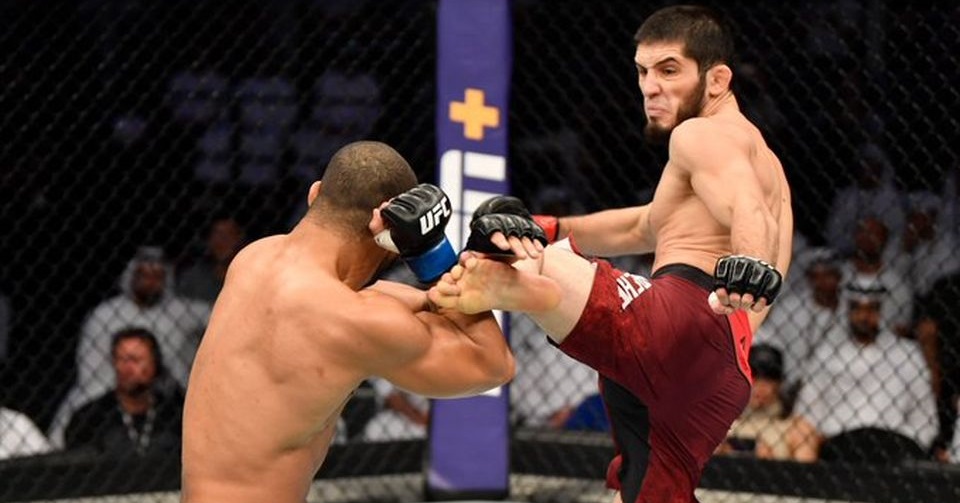 UFC 242: Islam Makhachev pokonuje Daviego Ramosa