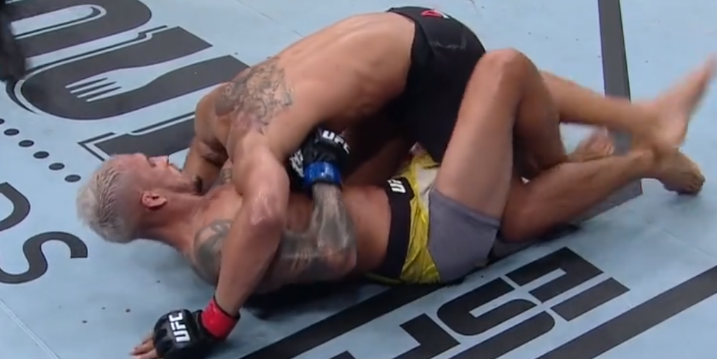 UFC Brasilia: Genialny Charles Oliveira udusił Kevina Lee [WIDEO]