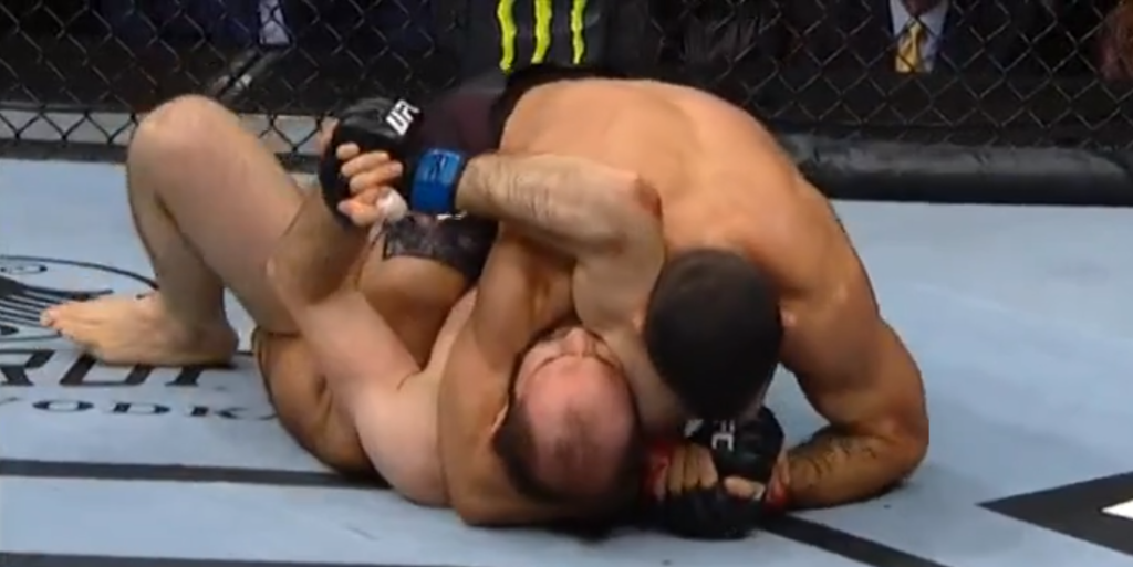 UFC 248: Rodolfo Vieira udusił beznadziejnego Saparbega Safarova [WIDEO]