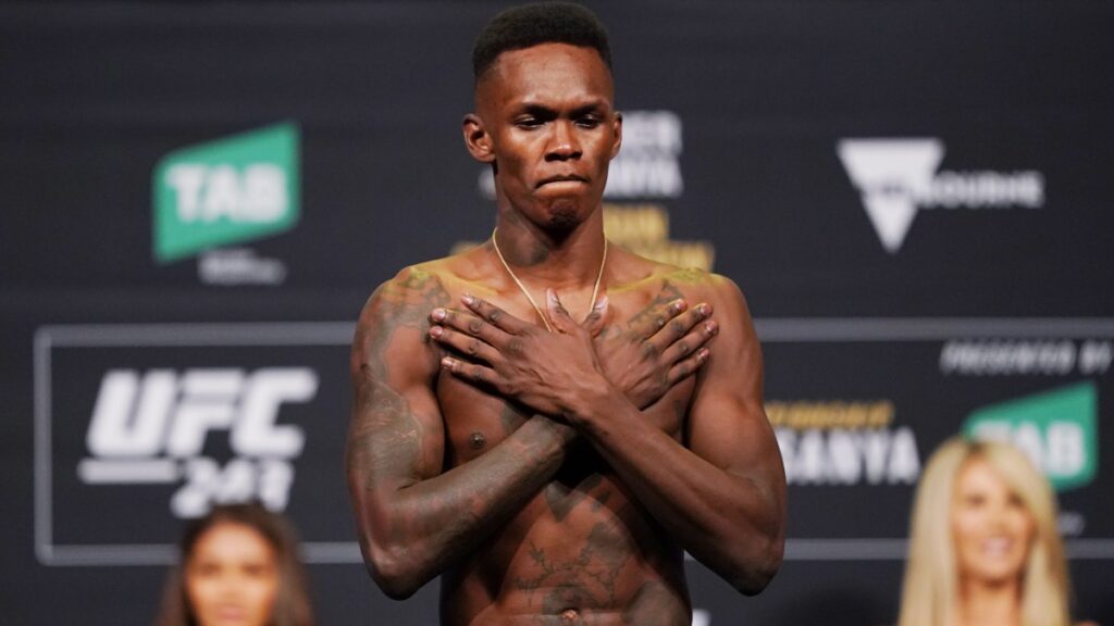 Israel Adesanya radzi młodym zawodnikom MMA: „Nie bądźcie fałszywi jak Jones”