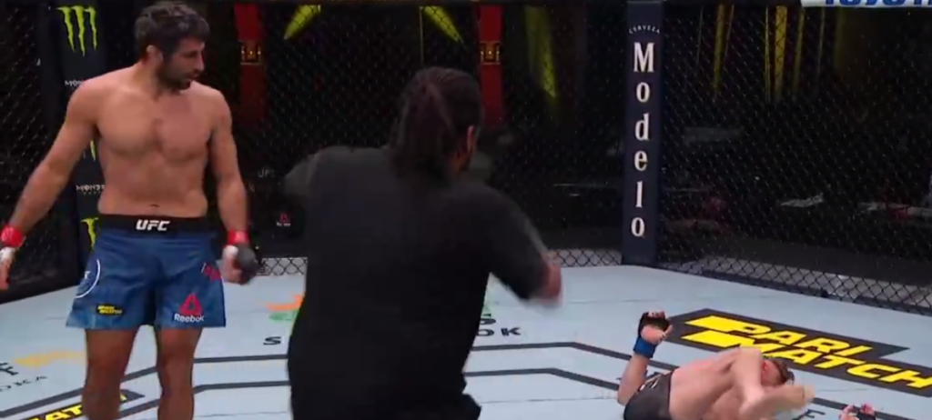 UFC on ESPN+ 32: Beneil Dariush obrotowym backfistem znokautował Scotta Holtzmana [WIDEO]