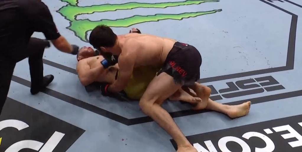 UFC 254: Magomed Ankalaev ciężko znokautował Iona Cutelabę [WIDEO]