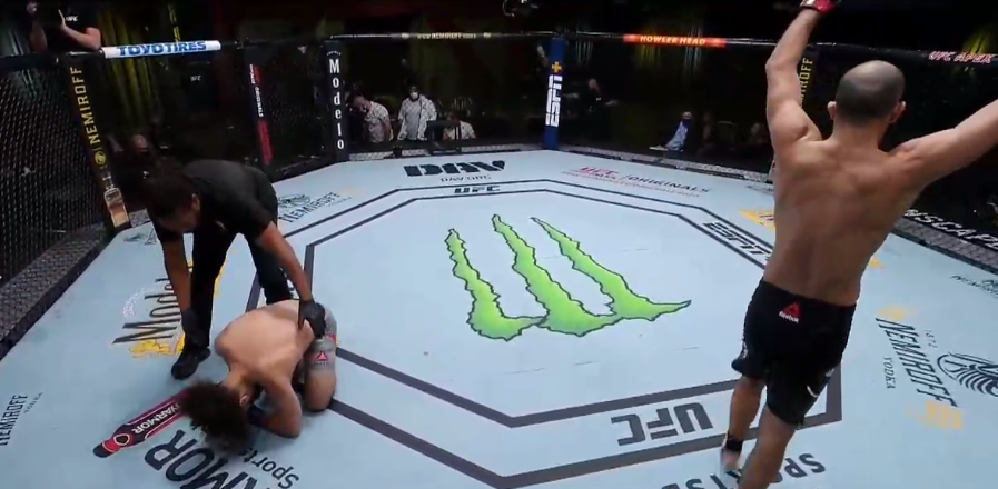 UFC on ESPN+ 40: Giga Chikadze znokautował Jameya Simmonsa [WIDEO]