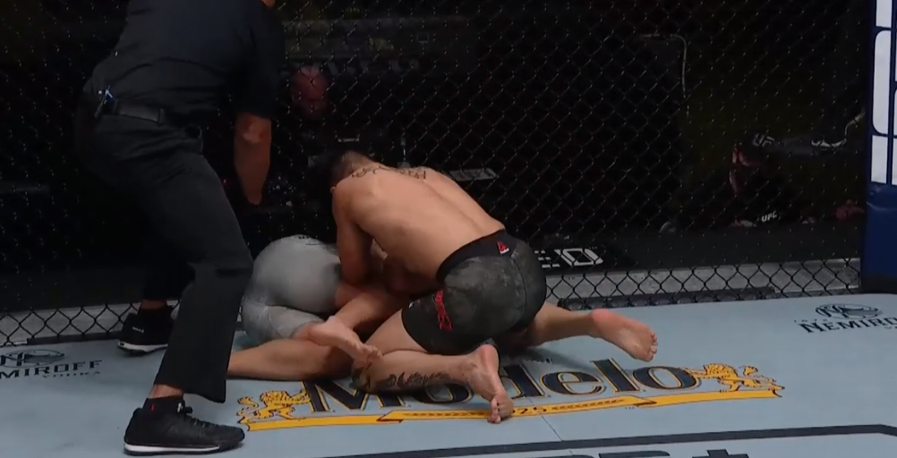 UFC on ESPN 19: Gabriel Benitez znokautował Justina Jaynesa kolanem na tułów [WIDEO]