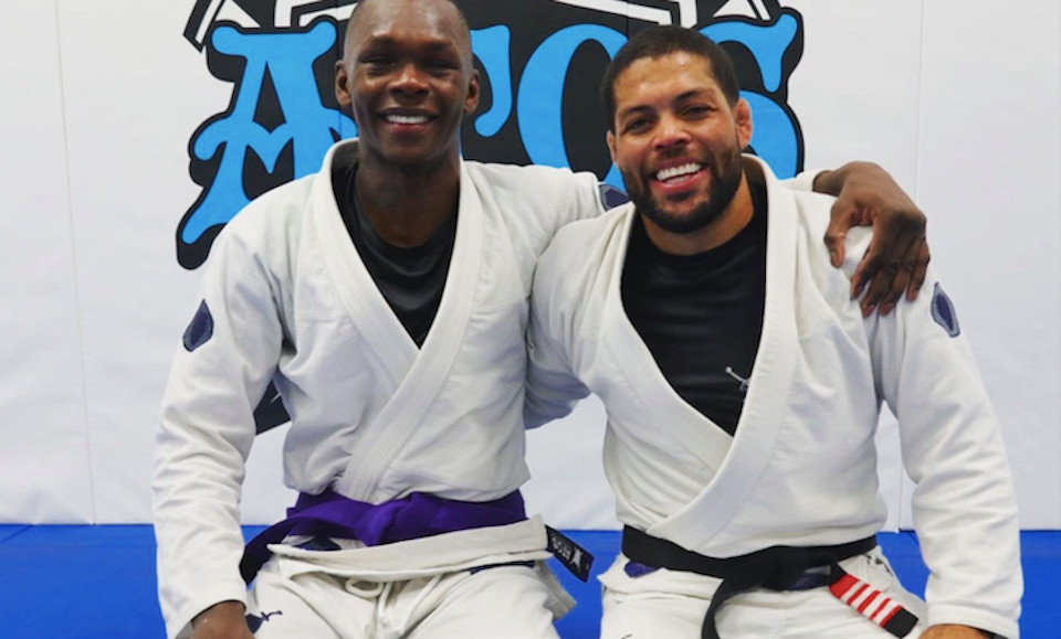 Israel Adesanya promowany na purpurowy pas w brazylijskim jiu-jitsu