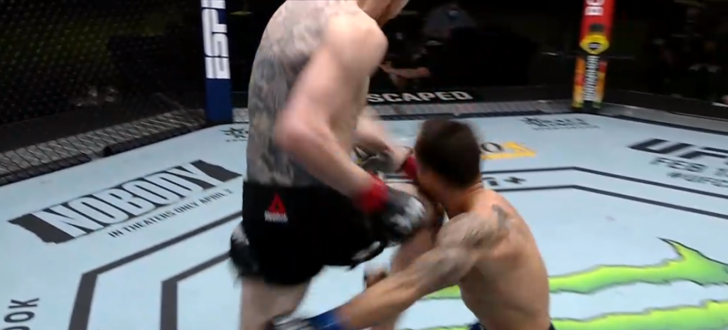 UFC Vegas 18: Cory Sandhagen potwornie ciężko znokautował Frankiego Edgara latającym kolanem [WIDEO]