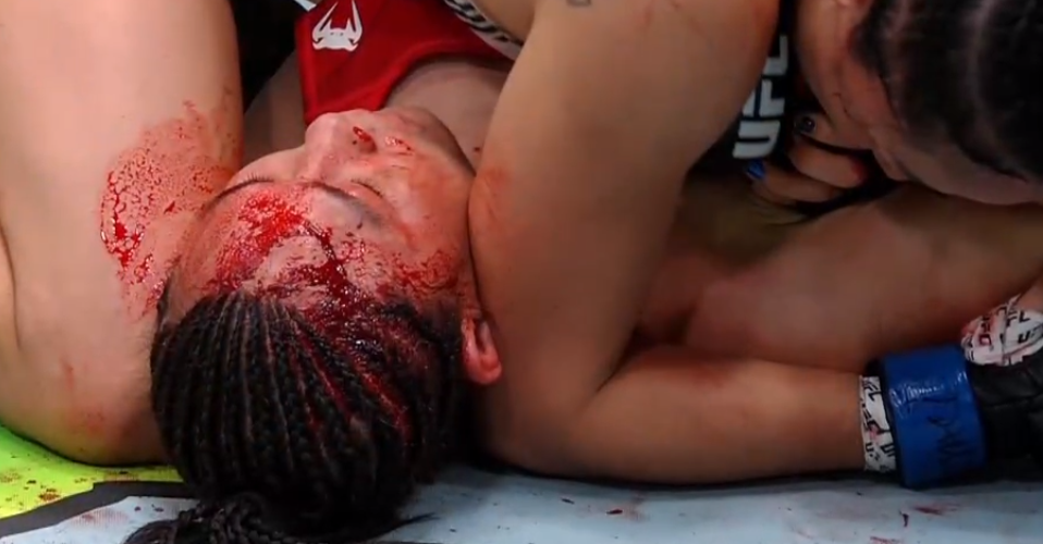 UFC Vegas 27: Carla Esparza zdeklasowała i brutalnie ubiła Xiaonan Yan [WIDEO]