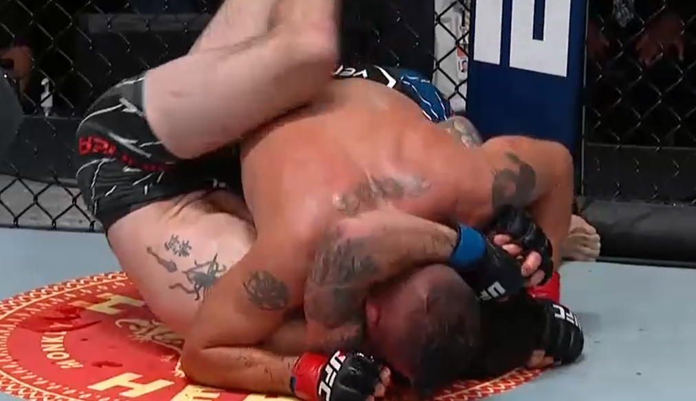 UFC Vegas 32: Darren Elkins brutalnie ubił Darricka Minnera [WIDEO]
