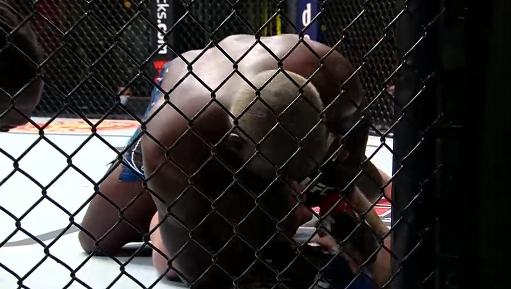UFC Vegas 36: Derek Brunson udusił Darrena Tilla [WIDEO]