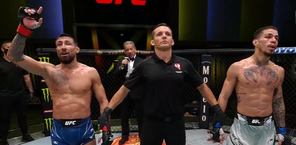 UFC Vegas 39: Chris Gutierrez niejednogłośnie wygrywa z Felipe Coralesem