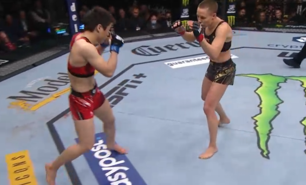 UFC 268: Rose Namajunas pozostaje na tronie, niejednogłośnie pokonując Zhang