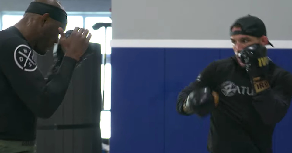 UFC 274 Embedded – Kamaru Usman na treningu z Chandlerem [WIDEO]