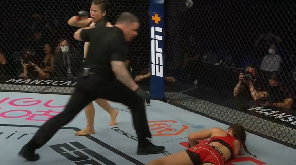 UFC 275: Weili Zhang znokautowała Jędrzejczyk backfistem! [WIDEO]