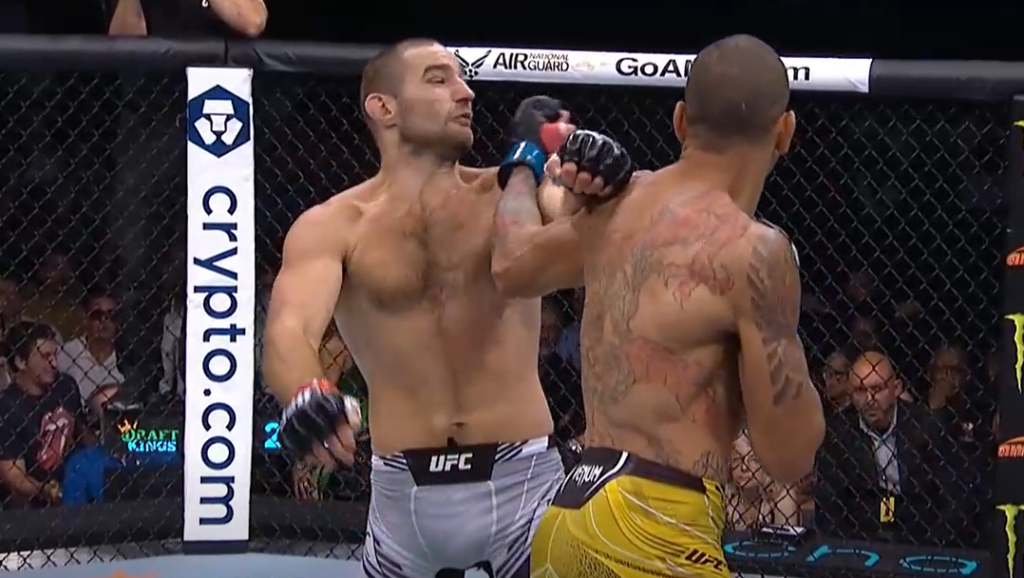 UFC 276: Alex Pereira znokautował Seana Stricklanda w 1. rundzie [WIDEO]