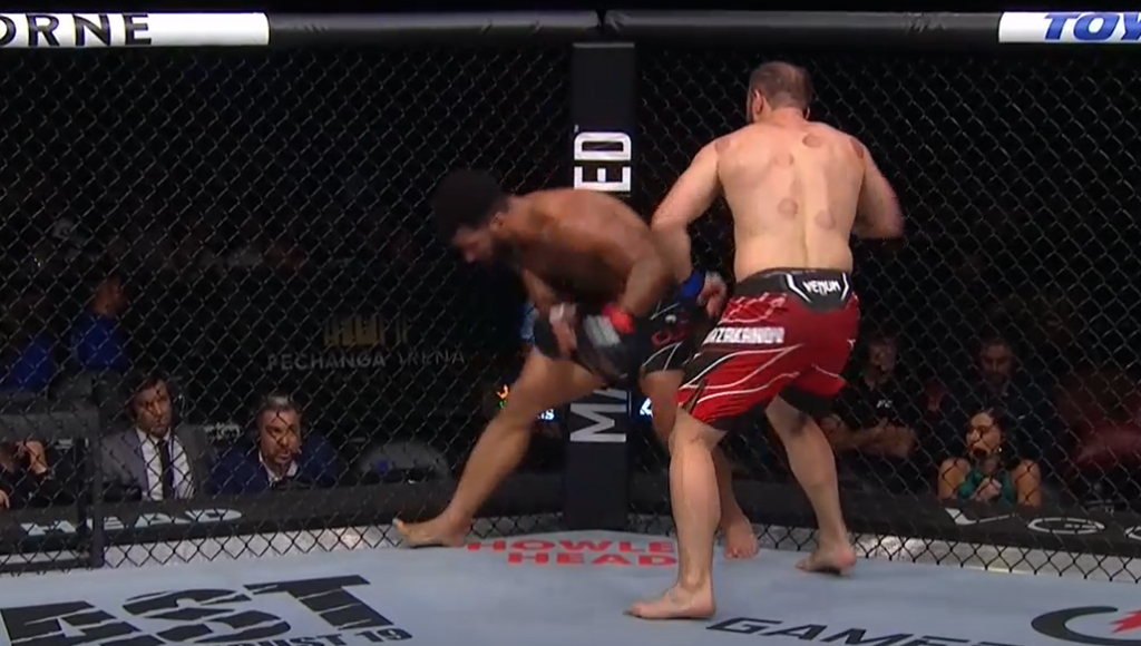 UFC San Diego: Potężny cios na korpus! Murzakanov brutalnie znokautował Clarka [WIDEO]