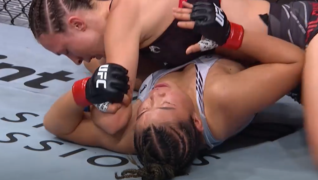 UFC 278: Lucie Pudilova ubiła łokciami Wu Yanan w 2. rundzie [WIDEO]