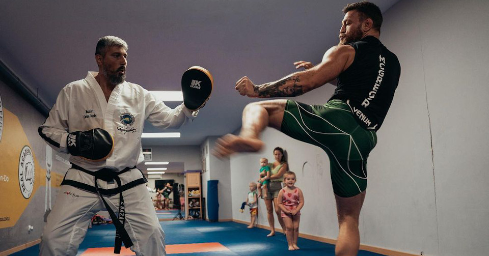 „Trenuje jak szaleniec dwukrotnie każdego dnia” – menadżer zapowiada powrót McGregora do klatki UFC w przyszłym roku
