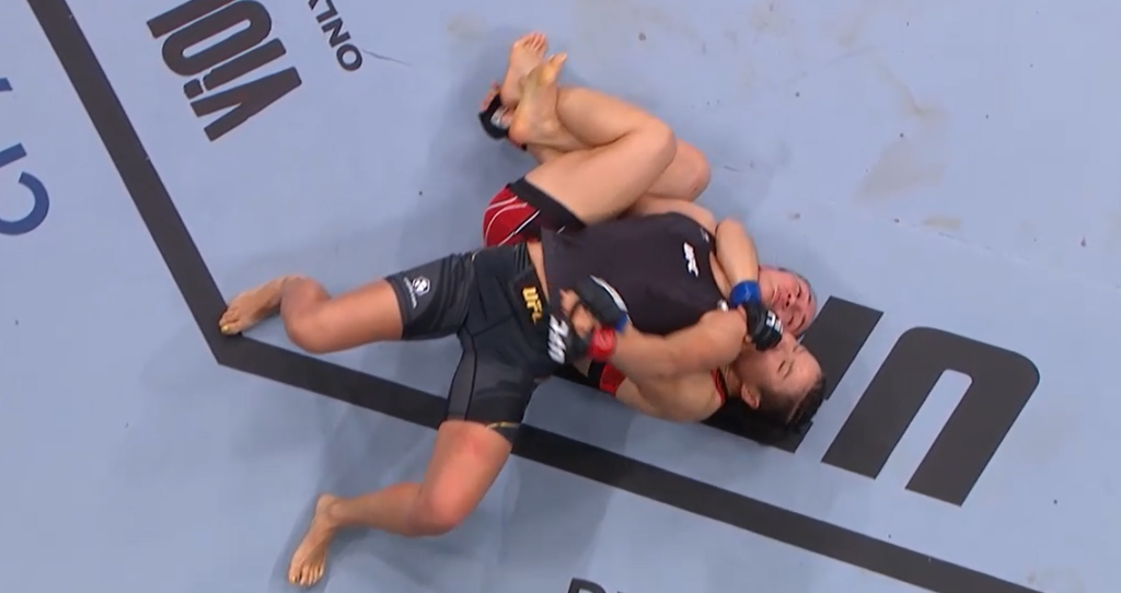 UFC 281: Weili Zhang udusiła Carlę Esparzę i odzyskała pas mistrzowski [WIDEO]