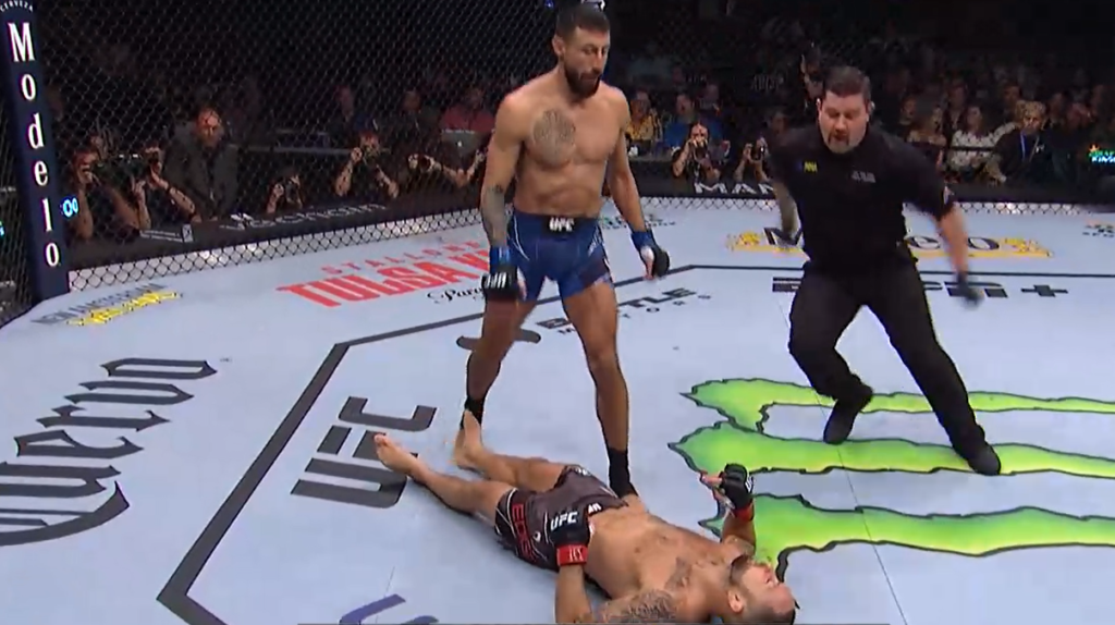 UFC 281: Chris Gutierrez potwornie ciężko znokautował Frankiego Edgara w pożegnalnej walce [WIDEO]