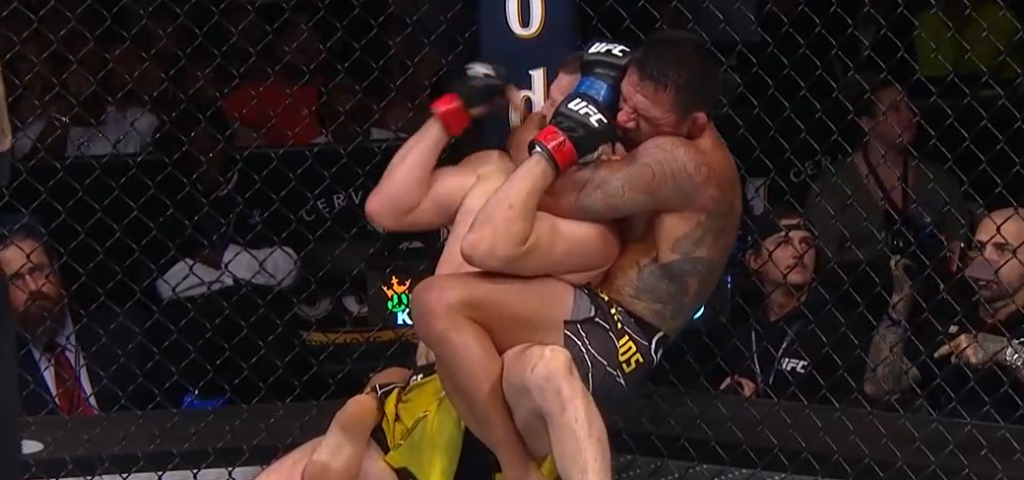 UFC Orlando: Rafael dos Anjos udusił Bryana Barberenę [WIDEO]