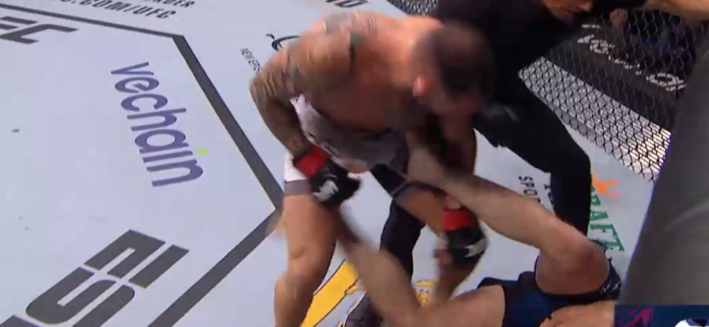 UFC 282: Santiago Ponzinibbio znokautował Alexa Morono [WIDEO]