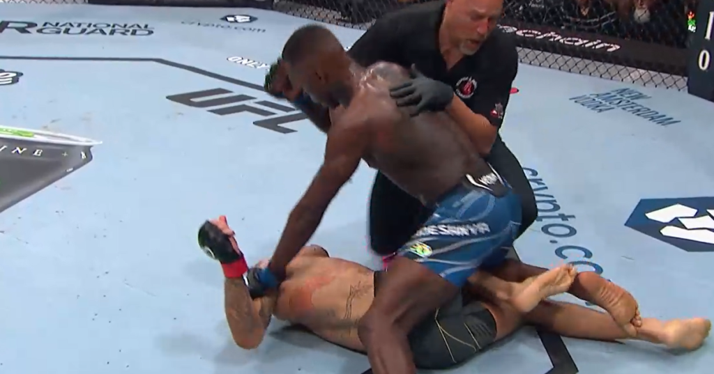 UFC 287: Israel Adesanya potwornie ciężko znokautował Alexa Pereirę! [WIDEO] Nigeryjczyk odzyskuje pas mistrzowski!