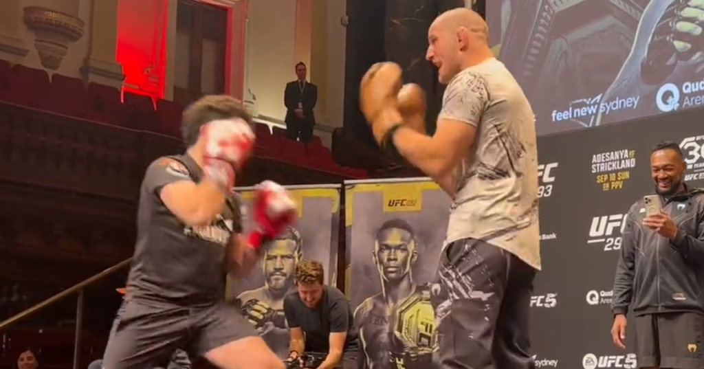 Strickland sparuje z fanem przed UFC 293 [WIDEO]