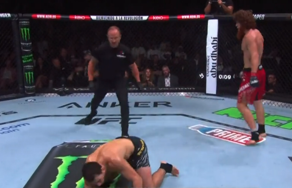 UFC 308: Shara Magomedov niezwykle widowiskowo nokautuje Petrosyana! [WIDEO]